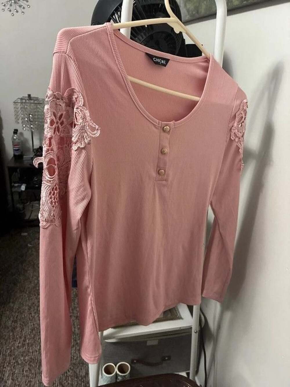 New wo tags women’s medium chic me long sleeve pink shirt flower cut outs